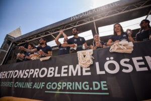 Der Paradewagen von GoSpring (Startnummer 23) am Sonntag, 03. Juli 2022 auf dem Cologne Pride in Köln. 
Foto: picture alliance / Socrates Tassos