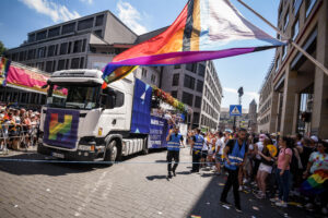 Der Paradewagen von Hays (Startnummer 58) am Sonntag, 03. Juli 2022 auf dem Cologne Pride in Köln. 
Foto: picture alliance / Socrates Tassos