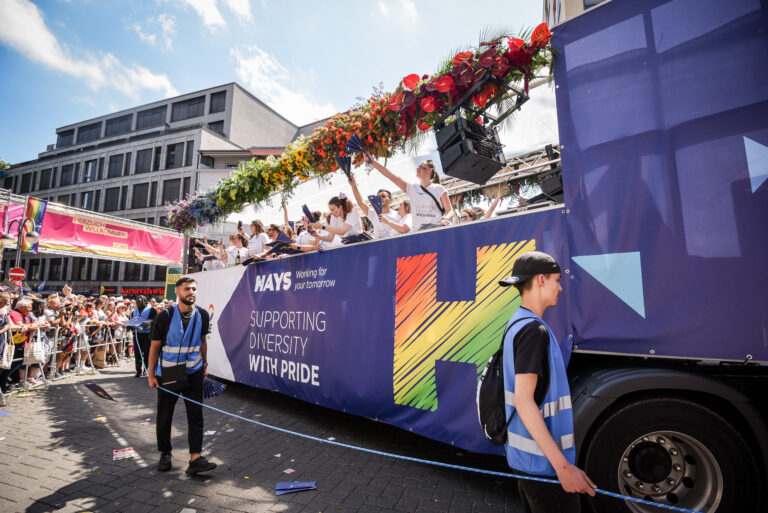 Der Paradewagen von Hays (Startnummer 58) am Sonntag, 03. Juli 2022 auf dem Cologne Pride in Köln. Foto: picture alliance / Socrates Tassos