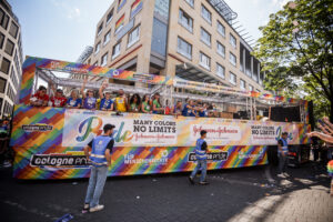 Der Paradewagen von Johnson & Johnson (Startnummer 84) am Sonntag, 03. Juli 2022 auf dem Cologne Pride in Köln. 
Foto: picture alliance / Socrates Tassos