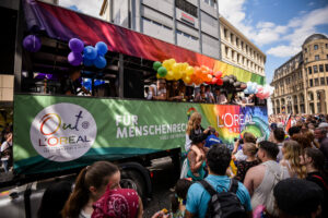 Der Paradewagen von Loreal (Startnummer 135) am Sonntag, 03. Juli 2022 auf dem Cologne Pride in Köln. 
Foto: picture alliance / Socrates Tassos